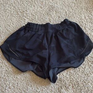 Size 8 lululemon hotty hots 2.5 inch black camo